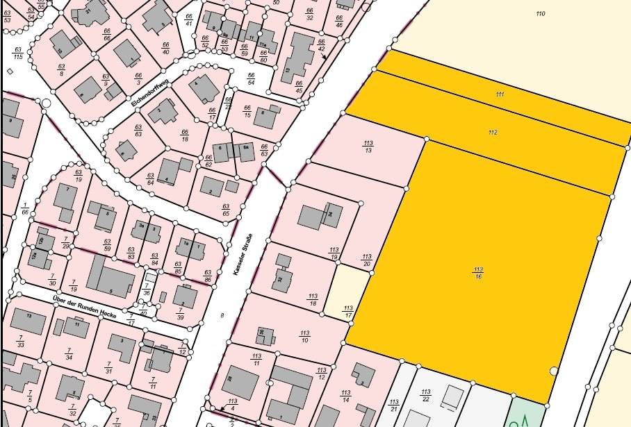 Das Bild ist ein Ausschnitt aus einer Flurkarte. Es handelt sich um einen detaillierten Plan, der einzelne Grundstücke enthält, die mit Nummern markiert sind, die in der Regel Grundstücksadressen darstellen. Von links unten nach rechts kommend sehen wir eine Straße mit dem Namen "Über den Runden Hocke", die sich im Layout um eine Kurve schlängelt. Die Straße ist gesäumt von Parzellen, die einheitlich geformt sind und an Standard-Wohn- oder Gewerbeeinheiten erinnern. Im mittleren Bildausschnitt ist eine Straße zu sehen, die parallel zu "Über den Runden Hocke" verläuft und "Kaiserstraße" heißt. In dieser Straße können Sie eine größere Gruppe von Grundstücken beobachten, von denen einige durch dünne Linien getrennt sind, die unterschiedliche Grundstücke anzeigen, während andere miteinander verbunden sind. Mitten im Bild erkennt man die Hauptstraße, die Kasseler Straße an der ein großes Grundstück mit den Nummer 111, 112 und 113/6 liegt. Es ist gelb schattiert, um es von seiner Umgebung abzuheben, dass es die Fläche kennzeichnet, welche zum Verkauf steht. Das gesamte Bild ist mit klaren Abgrenzungen zwischen den verschiedenen Zonen komponiert, die der städtebaulichen Planung Struktur und Organisation verleihen. Die Nummerierung auf jeder Fläche gibt bestimmte Bereiche innerhalb dieser Flächen für die rechtlichen Grundstücksbeschreibungen an