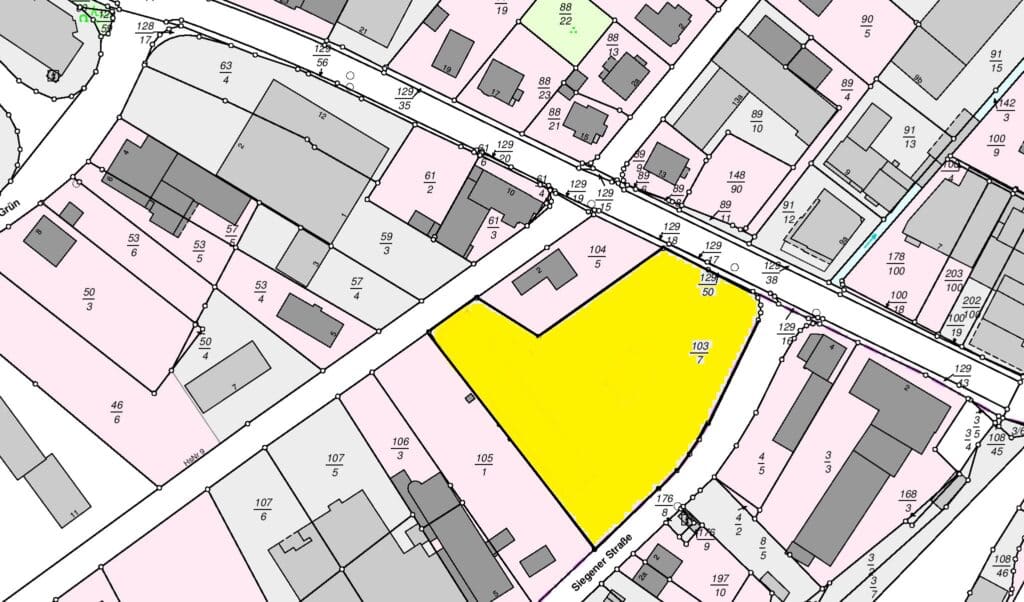 Das Bild zeigt einen Ausschnitt aus einer Flurkarte. Die dominierenden Farben sind Weiß, Rosa, Grau und Gelb, wobei Schwarz für Linien und Beschriftungen verwendet wird. Die Karte ist in verschiedene Bereiche unterteilt, die durch schwarze Linien begrenzt sind. Diese Linien definieren die Grenzen von Grundstücken, Gebäuden und Straßen. Die Grundstücke sind mit Zahlen und manchmal mit zusätzlichen Informationen wie Hausnummern gekennzeichnet. Die Gebäude sind in verschiedenen Grautönen dargestellt. Einige Grundstücke sind rosa gefärbt, was möglicherweise auf eine bestimmte Nutzung oder einen bestimmten Status hinweist. Ein großes, unregelmäßig geformtes Grundstück ist gelb hervorgehoben, hierbei handelt es sich um das Grundstück welches zum Verkauf steht. Die Karte enthält zahlreiche Beschriftungen, die Informationen über die Grundstücke und Gebäude liefern. Diese Beschriftungen umfassen Zahlen, Hausnummern und Straßennamen wie "Siegener Straße", in welcher sich das zu verkaufende Grundstück befindet. Die Karte ist aus einer Draufsicht perspektivisch dargestellt und zeigt die Objekte in einer zweidimensionalen Ebene. Die Anordnung der Elemente ist systematisch und übersichtlich.