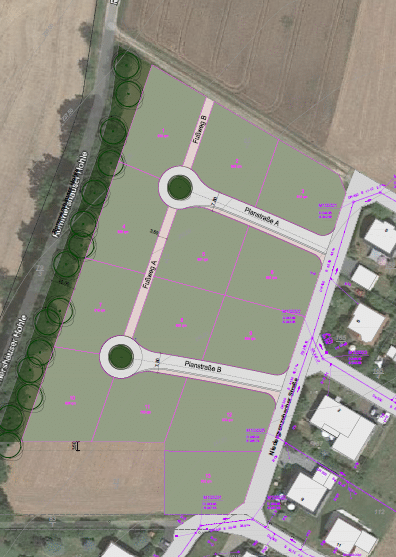 Das Bild zeigt einen Bebauungsplan für ein Wohngebiet. Die Grundstücke sind in hellgrün dargestellt und durch dünne, magentafarbene Linien voneinander abgegrenzt. Es gibt zwei Stichstraßen, "Fußweg A" und "Fußweg B", die von einer Hauptstraße, "Niedergrenzebacher Straße", abzweigen. Zwischen den Stichstraßen verläuft jeweils eine Straße namens "Planstraße A" und "Planstraße B". Am linken Rand des Plans verläuft die "Rommershäuser Hohle", gesäumt von einer Baumreihe. Die Grundstücke sind nummeriert, und einige enthalten Flächenangaben. Im Hintergrund sind Felder und Wohnhäuser zu erkennen. Der Plan wirkt detailliert und maßstabsgetreu.