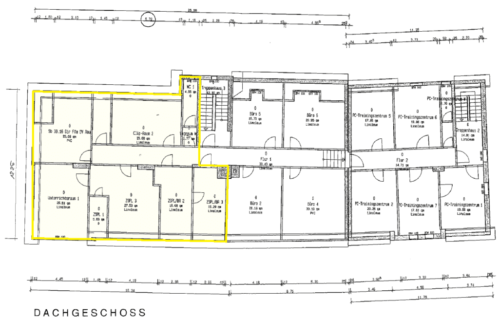 Zu sehen ist ein bemaßter Grundriss für Büroräume im Dachgeschoss. Der linke Bereich - welcher zu vermieten ist - ist gelb gekennzeichnet. Hier handelt es sich um sechs Büroräume, zwei Abstellräume und WC. Die einzelnen Räume sind bezeichnet und mit Größenangaben versehen.