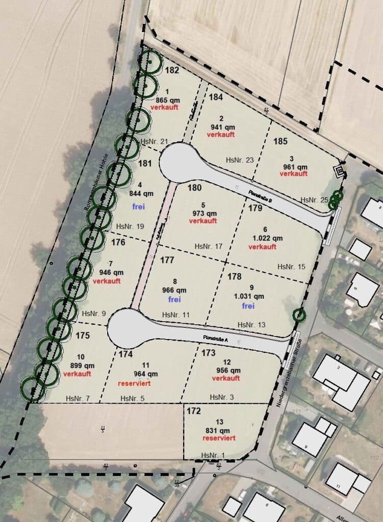 Das Bild zeigt einen Lageplan eines Baugebiets. Der Plan ist in verschiedene Parzellen unterteilt, die durch gestrichelte Linien voneinander getrennt sind. Jede Parzelle ist mit einer Nummer, der Größe in Quadratmetern und dem aktuellen Status (verkauft, reserviert oder frei) gekennzeichnet. Die Parzellen sind unterschiedlich groß und unregelmäßig geformt. Sie sind um mehrere Straßen herum angeordnet, die mit Namen wie "Planstraße B" und "Planstraße A" beschriftet sind. Die Straßen sind in Grau dargestellt und bilden ein Netz, das die Parzellen verbindet. Am linken Rand des Plans verläuft eine Straße, die "Rommershäuser Hohle" genannt wird. Entlang dieser Straße sind Bäume in grüner Farbe eingezeichnet. Am rechten Rand des Plans befindet sich eine weitere Straße, die "Niedergrenzebacher Straße" genannt wird. Die Farben im Plan sind hauptsächlich Grün, Weiß, Schwarz und Grau. Grün wird für die Bäume und die Beschriftung "frei" verwendet. Weiß ist der Hintergrund der Parzellen. Schwarz wird für die gestrichelten Linien, die Beschriftungen und die Ränder der Straßen verwendet. Grau wird für die Straßen und einige Details verwendet. Die Komposition des Plans ist übersichtlich und strukturiert. Die verschiedenen Parzellen sind gut voneinander abgegrenzt und die Beschriftungen sind gut lesbar. Der Plan vermittelt einen guten Überblick über das Baugebiet und die verfügbaren Parzellen. Die Beschriftungen "verkauft" und "reserviert" sind in roter Farbe geschrieben, während "frei" in blau dargestellt ist. Dies erleichtert die schnelle Identifizierung des aktuellen Status der Parzellen. Im unteren Bereich des Plans sind bereits bebaute Grundstücke mit Häusern dargestellt. Diese sind in Schwarz und Weiß gehalten und geben einen Eindruck davon, wie das Baugebiet aussehen könnte.