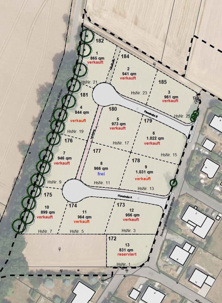 Das Bild zeigt einen Lageplan eines Baugebiets. Der Plan ist in verschiedene Parzellen unterteilt, die durch gestrichelte Linien voneinander getrennt sind. Jede Parzelle ist mit einer Nummer, der Größe in Quadratmetern und dem aktuellen Status (verkauft, reserviert oder frei) gekennzeichnet. Die Parzellen sind unterschiedlich groß und unregelmäßig geformt. Sie sind um mehrere Straßen herum angeordnet, die mit Namen wie "Planstraße B" und "Planstraße A" beschriftet sind. Die Straßen sind in Grau dargestellt und bilden ein Netz, das die Parzellen verbindet. Am linken Rand des Plans verläuft eine Straße, die "Rommershäuser Hohle" genannt wird. Entlang dieser Straße sind Bäume in grüner Farbe eingezeichnet. Am rechten Rand des Plans befindet sich eine weitere Straße, die "Niedergrenzebacher Straße" genannt wird. Die Farben im Plan sind hauptsächlich Grün, Weiß, Schwarz und Grau. Grün wird für die Bäume und die Beschriftung "frei" verwendet. Weiß ist der Hintergrund der Parzellen. Schwarz wird für die gestrichelten Linien, die Beschriftungen und die Ränder der Straßen verwendet. Grau wird für die Straßen und einige Details verwendet. Die Komposition des Plans ist übersichtlich und strukturiert. Die verschiedenen Parzellen sind gut voneinander abgegrenzt und die Beschriftungen sind gut lesbar. Der Plan vermittelt einen guten Überblick über das Baugebiet und die verfügbaren Parzellen. Die Beschriftungen "verkauft" und "reserviert" sind in roter Farbe geschrieben, während "frei" in blau dargestellt ist. Dies erleichtert die schnelle Identifizierung des aktuellen Status der Parzellen. Im unteren Bereich des Plans sind bereits bebaute Grundstücke mit Häusern dargestellt. Diese sind in Schwarz und Weiß gehalten und geben einen Eindruck davon, wie das Baugebiet aussehen könnte.
