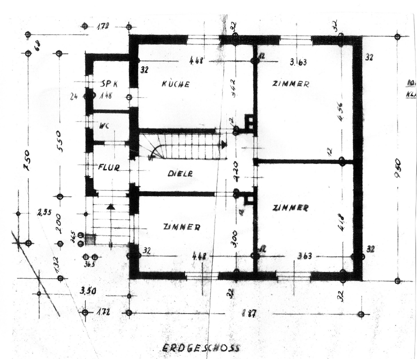 Dies ist ein Grundriss für das Erdgeschoss eines Gebäudes. Er zeigt Räume wie Küche, Diele, Flur und mehrere Zimmer.