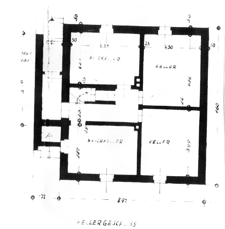 Die Zeichnung zeigt den Grundriss eines Kellers mit verschiedenen Räumen wie Heizungskeller und Waschküche. Sie enthält Maße und Beschriftungen für die einzelnen Bereiche.
