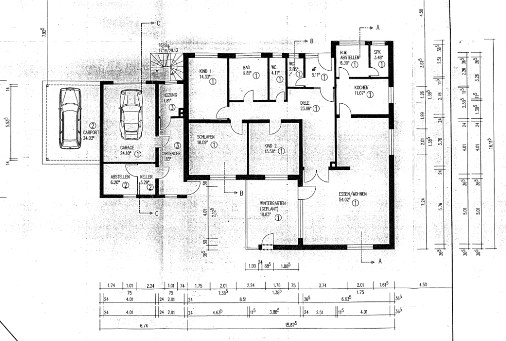 Die Abbildung zeigt den Grundriss eines Hauses mit Garage, Carport und einem Wintergarten. Es sind mehrere Räume wie Wohnen/Essen, Küche, Schlafzimmer und Kinderzimmer eingezeichnet.