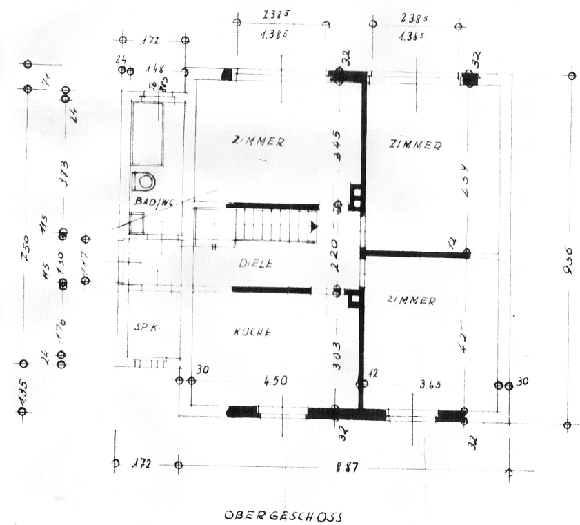 Das Bild zeigt einen Grundriss eines Obergeschosses mit Räumen, die als Zimmer, Diele, Küche und Bad/WC bezeichnet sind. Maßangaben und Linien deuten auf bauliche Strukturen und Abmessungen hin.