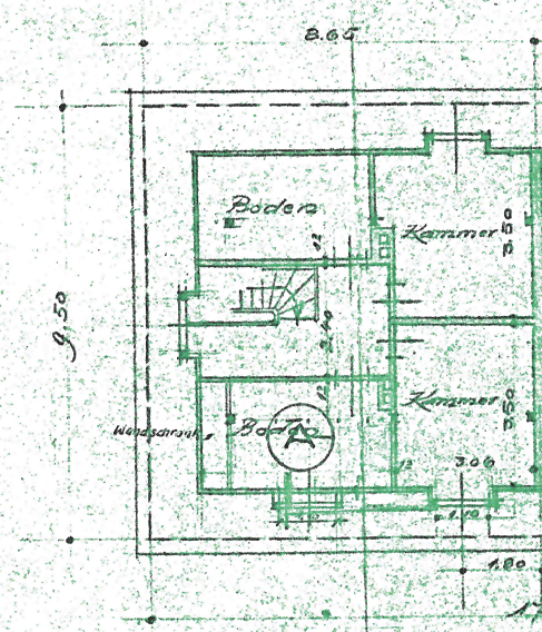 Es handelt sich um einen Ausschnitt eines Grundrisses, der Räume wie Boden, Kammern und ein Bad zeigt. An den Rändern befinden sich Maße und Beschriftungen.