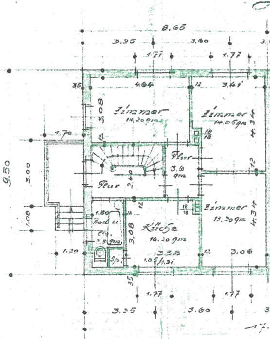 Es handelt sich um einen Grundriss mit eingezeichneten Räumen und Maßen. Dargestellt sind unter anderem ein Flur, eine Küche, ein Badezimmer und mehrere Zimmer.
