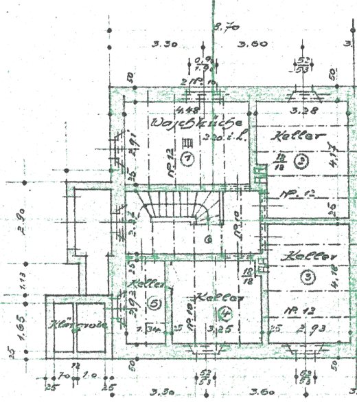 Die Zeichnung zeigt einen Grundriss, eines Kellergeschosses, mit mehreren Räumen, die als "Keller" bezeichnet sind. Zentral ist eine Treppe mit einem geschwungenen Verlauf zu sehen.