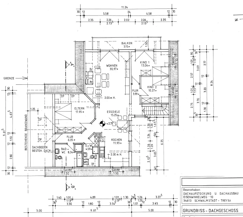 Dies ist ein Grundriss eines Dachgeschosses, der Wohnbereiche, Schlafzimmer, eine Küche, ein Badezimmer und einen Balkon zeigt. Detaillierte Maße und Beschriftungen sind auf dem Plan angegeben.