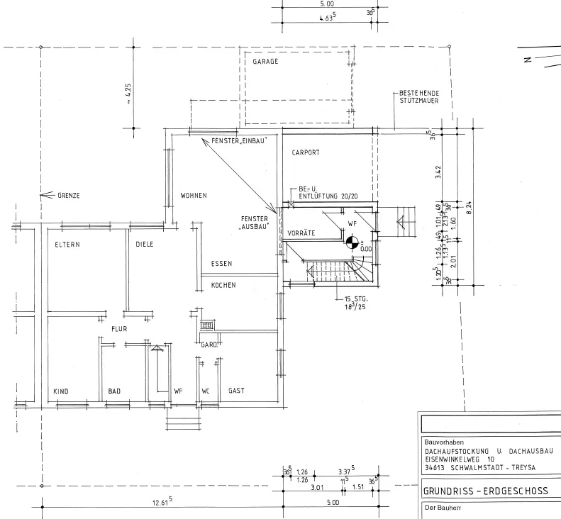 er Grundriss zeigt das Erdgeschoss eines Einfamilienhauses mit Räumen wie Wohnen, Essen, Kochen, Bad und Garage. Die Zeichnung enthält Maße, Beschriftungen für Räume und Bauteile sowie eine Legende.