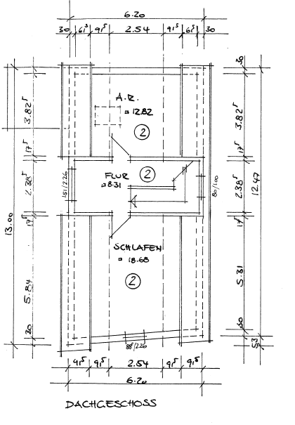Bei diesem Bild handelt es sich um ein Zeichnung eines Dachgeschoss-Grundrisses mit Maßketten. Abgebildet ist ein Flur mit 8,31 m² und zwei Fenstern, ein Schlafzimmer mit 18,68 m² mit Giebelfenster und ein Abstellraum mit Dachfester in einer Größe von 12,82 m². Im Bereich Flur ist die Treppe abgebildet sowie zwei Fenster.