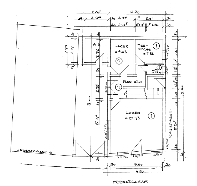 Auf diesem Bild ist ein Erdgeschoss-Grundriss mit Maßketten abgebildet. Im Erdgeschoss Südseite befindet sich ein Laden mit einer Größe von 29,93 m² und fünf Fenstern, sowie ein separater Zugang von der Herbstgasse. Im östlichen Bereich der Immobilie gibt es einen weiteren Hauseingang. Dieser führt in einen Flur mit Treppenaufgang. Abgehend vom Flur gelangt man in ein Gäste WC, eine Teeküche, ein Lager und in den Laden, sowie über eine weitere Außentür in den Innenhof. Hier befindet sich noch ein separater Abstellraum. Der Innenhof ist durch ein großes Tor zur Straße Herbstgasse abgegrenzt.