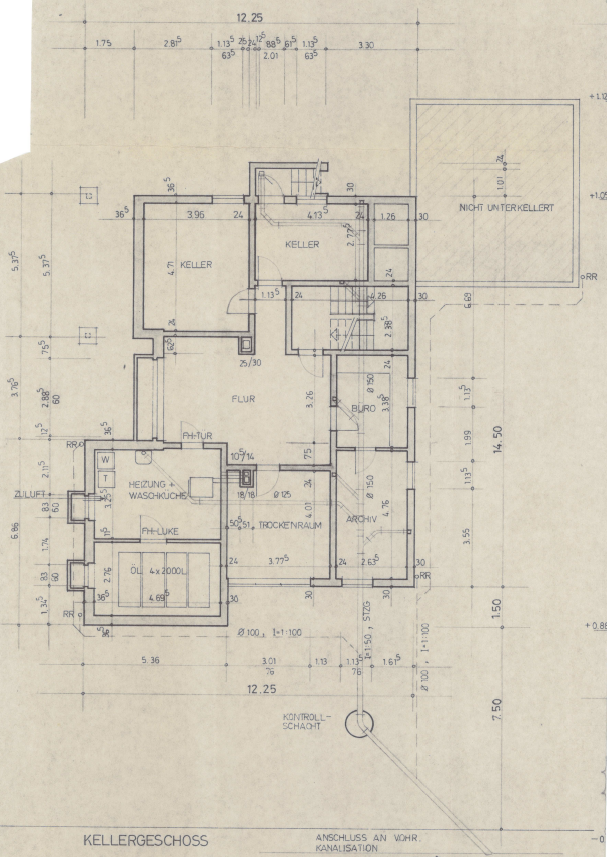 Die Zeichnung zeigt den Grundriss eines Kellergeschosses mit Räumen wie Keller, Flur, Büro, Archiv und Heizung/Waschküche. Sie enthält außerdem Maße und Hinweise zur Haustechnik und Entwässerung.