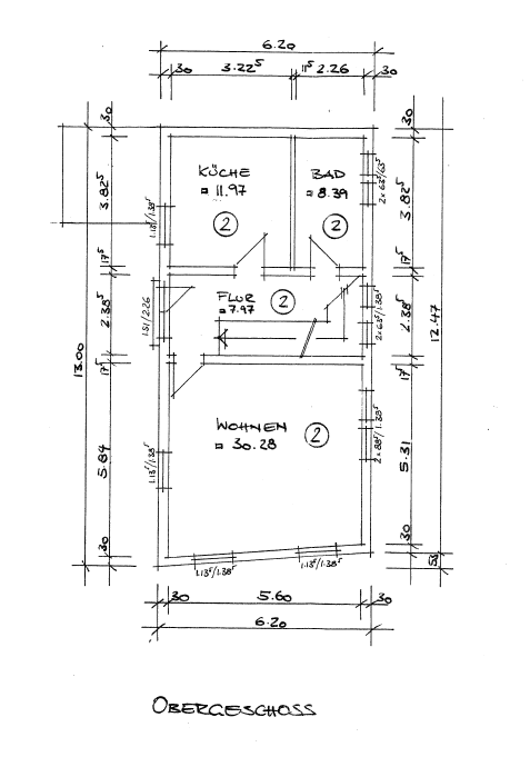 Bei der Zeichnung handelt es sich um einen Obergeschoss-Grundriss mit Maßketten. Abgebildet ist eine Küche mit 11.97 m² und Fenster, ein Bad mit 8,39 m² ebenfalls mit Fenster, ein Wohnbereich mit 30,28 m² und vier Fenstern sowie ein Flur mit 7.97 m², zwei Fenstern und Treppe.
