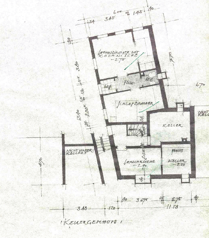 Bei dieser Zeichnung handelt es sich um den bemaßten Kellergeschoss-Grundriss eines großzügigen Wohnhauses. Dieser ist aufgeteilt in zwei Bereiche. Richtung Süden ist ein Flur eingezeichnet über den man in eine Waschküche und ein Kellerraum gelangt. Einen zweiten Kellerraum erreicht man nur über die Waschküche. Jeder dieser Räume verfügt über ein Fenster. Vom Flur aus gelangt man über eine Treppe in das Erdgeschoss, sowie über über eine Tür in den Außenbereich Richtung Westen.. Im Kellerbereich Richtung Norden ist eine Einliegerwohnung mit Flur, Schlafzimmer und Bad, sowie Wohnzimmer mit Kochnische eingezeichnet. Das Schlafzimmer und der Wohnbereich verfügen über große Fenster Richtung Westen. Hier befindet sich ebenfalls ein separater Zugang zur Einliegerwohnung. Im Außenbereich sind zwischen Haus und Fundament Garage einige Treppenstufen zu erkennen.