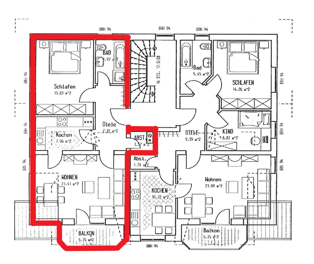 Auf dieser Zeichnung ist ein rot umrandeter Grundriss einer Zwei-Zimmer-Wohnung zu sehen. Abgebildet sind rechts neben der Eingangstür eine Garderobe und der Zugang zum Bad und zum Schlafzimmer. Links von der Eingangstür befindet sich ein Abstellraum, danach gelangt man in ein Wohn-Esszimmer mit Südbalkon und in die Küche. Diese hat ebenfalls noch einen Zugang zum Flur.